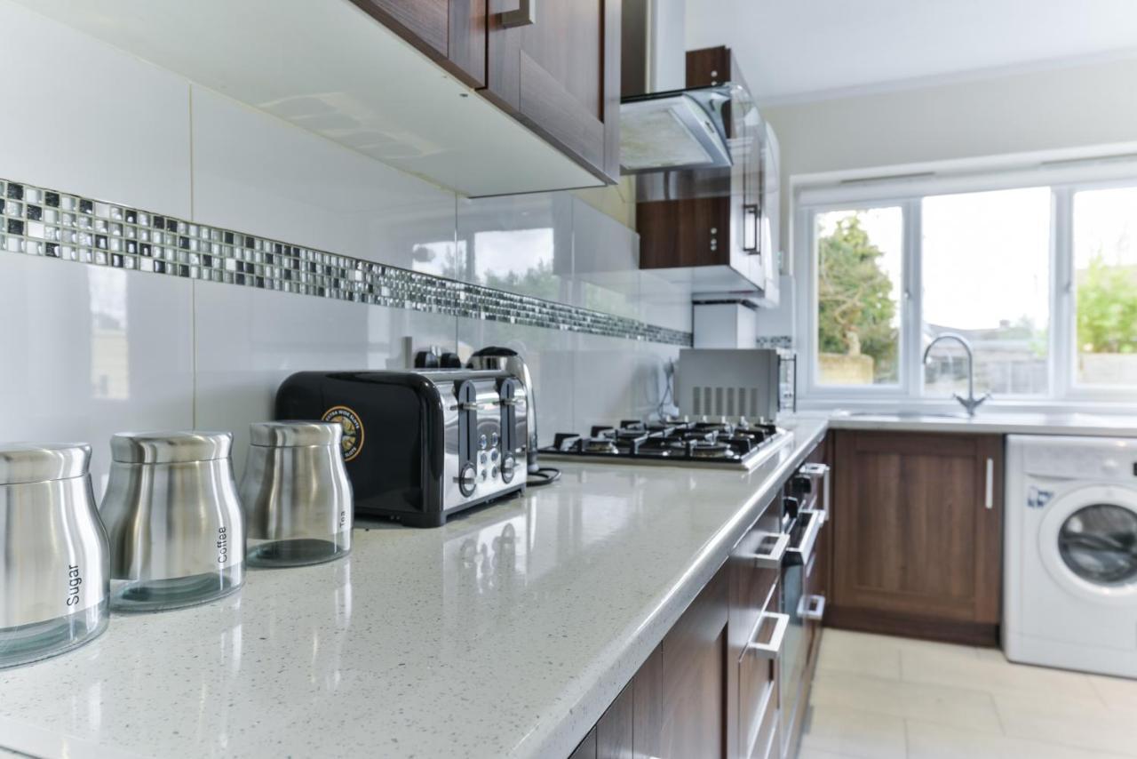 Royal Living Properties Villa Hillingdon Exteriör bild